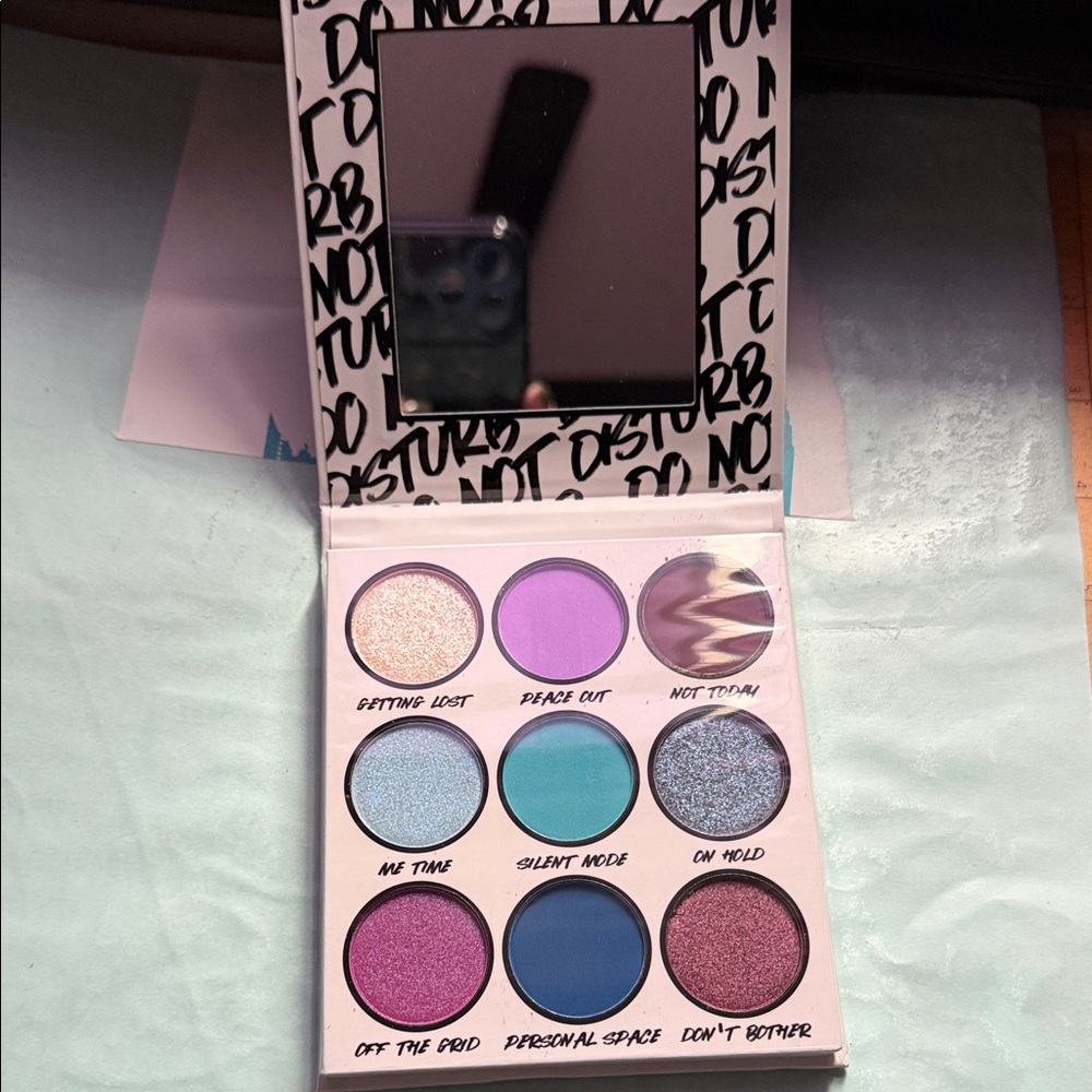 No Disturb Eyeshadow Palette with Mirror